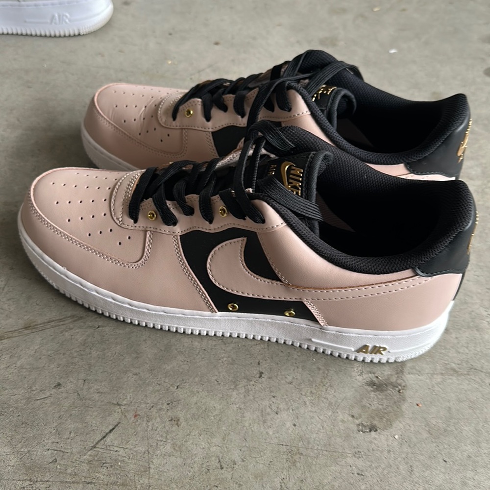 Nike Air Force1 low  rose beige black/gold